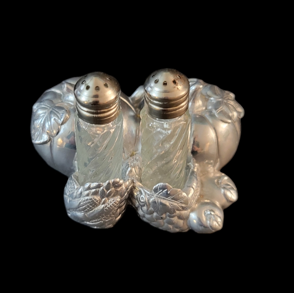 Vintage Pumpkin Salt And Pepper Shakers Set - Picture 3 of 10